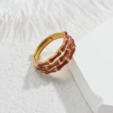 Anillo grueso dorado con la cara partida en dos planos en ángulo