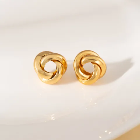 Par de aretes de nudo grueso dorado vistos de frente