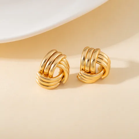 Aretes Nudo de tres cuartos, mostrando el volumen de la pieza