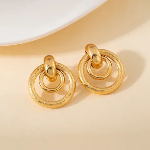 Aretes Nudo puestos en la oreja para ver la escala